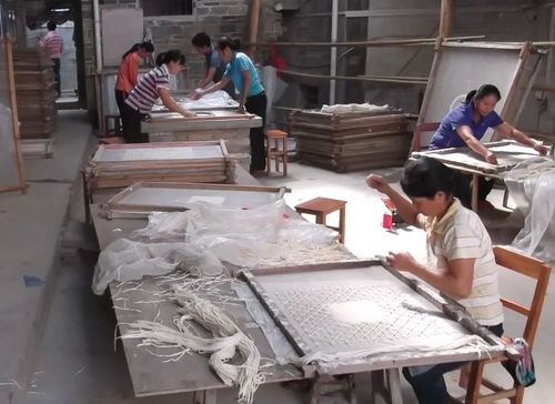 一张纸的金属新生 藤县工厂以手工肌理感装饰画撬动海外市场